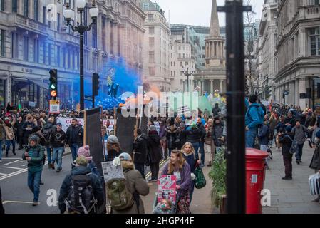 London, Großbritannien. 22nd Jan, 2022. Demonstranten lassen in Karnevalsstimmung Rauch und Luftballons los. Quelle: graham mitchell/Alamy Live News Stockfoto