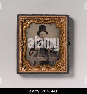 [Zimmermann in Top hat mit Hatchet, Kompass, Quadrat und Handsäge] 1850s–60s Unbekannt. [Zimmermann in Top hat mit Hatchet, Kompass, Quadrat und Handsäge]. Unbekannt (Amerikanisch). 1850s–60s. Ambrotype mit aufgetragenen Farben. Fotos Stockfoto