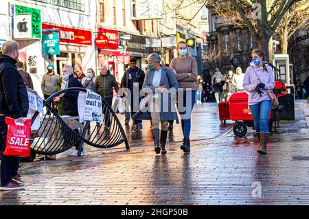 Dundee, Tayside, Schottland, Großbritannien. 22nd Januar 2022. UK Wetter: An einem hellen und milden sonnigen Januartag erreichen die Temperaturen in Teilen von Nordostschottland 9 Grad Die Einheimischen verbringen den Tag damit, sich mit Freunden zu treffen und im Stadtzentrum von Dundee Winterverkäufe zu tätigen, trotz der Verpflichtung, Gesichtsbezüge zu tragen, die auf die Ausbreitung des Omicron-Virus im ganzen Land und die Covid-Beschränkungen zurückzuführen sind. Die Beschränkungen in Schottland werden laut Berichten am Montag, dem 24th. Januar, vollständig aufgehoben. Kredit: Dundee Photographics/Alamy Live Nachrichten Stockfoto