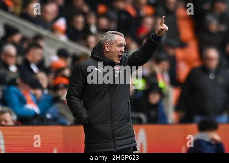 Blackpool, Großbritannien. 22nd Januar 2022. Neil Critchley Manager von Blackpool gibt seine Teamanweisungen in , am 1/22/2022. (Foto von Craig Thomas/News Images/Sipa USA) Quelle: SIPA USA/Alamy Live News Stockfoto