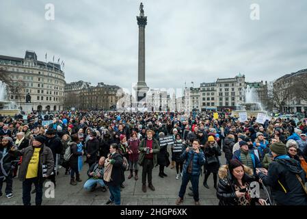 London, Großbritannien. 22. Januar 2022. Mitarbeiter des NHS nehmen an einer Anti-Impfstoff-Demonstration auf dem Trafalgar Square Teil. Die britische Regierung hat es rechtswidrig gemacht, ab dem 1st. April 2022 einen nicht geimpften Arbeitnehmer in einer persönlichen Rolle im Gesundheitswesen zu entsenden. Im NHS werden diese neuen Regeln gemeinhin als Impfung als Einsatzbedingung (VCOD) bezeichnet, und diejenigen, die sich nicht an die Vorschriften halten, müssen ihren Arbeitsplatz verlieren. Kredit: Stephen Chung / Alamy Live Nachrichten Stockfoto