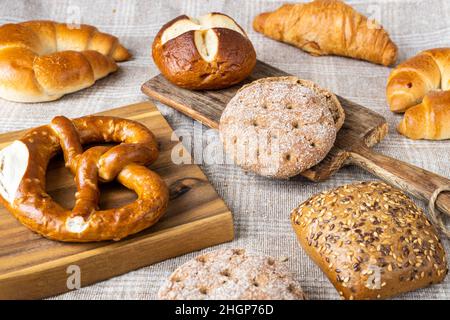 Verschiedene Brotsorten, Buttercroissants, Brote, Brötchen, Baguettes, Frische Backwaren Stockfoto