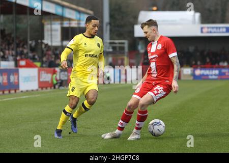 Crawley, Großbritannien. 22nd Januar 2022. Josh Dacres-Cogley von Tranmere Rovers schlägt James Tilley von Crawley Town während des Sky Bet League Two Spiels zwischen Crawley Town und Tranmere Rovers am Checkatrade.com. Januar im 22nd 2022 Stadium in Crawley, England. (Foto von Richard Ault/phcimages.com) Quelle: PHC Images/Alamy Live News Stockfoto