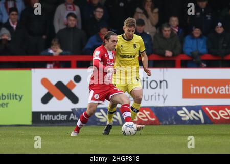 Crawley, Großbritannien. 22nd Januar 2022. Sam Matthews von Crawley Town dribbelt den Ball an Sam Foley von Tranmere Rovers während des Sky Bet League Two-Spiels zwischen Crawley Town und Tranmere Rovers im Checkatrade.com Stadium am 22nd 2022. Januar in Crawley, England, vorbei. (Foto von Richard Ault/phcimages.com) Quelle: PHC Images/Alamy Live News Stockfoto