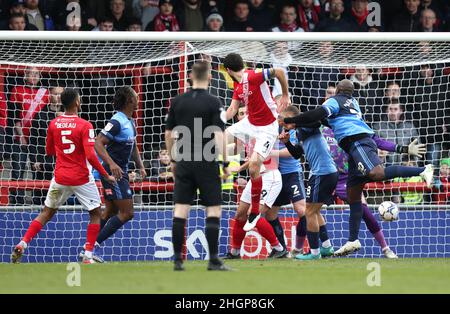 Anthony O'Connor (Mitte) von Morecombe erzielt das erste Tor des Spiels ihrer Seite über einen Header während des Sky Bet League One-Spiels im Mazuma Stadium, Morecambe. Bilddatum: Samstag, 22. Januar 2022. Stockfoto