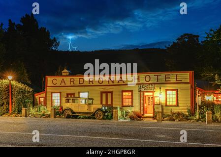 Nachtansicht des Cardrona Hotels, mit blinkender Beleuchtung im Hintergrund. Südinsel, Neuseeland. Stockfoto