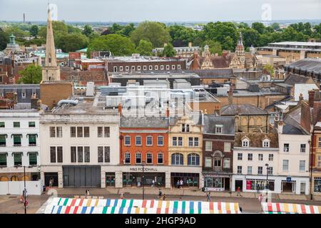 Vom Turm der Great St Mary's Church aus hat man einen Blick auf Cambridge, England. Stockfoto