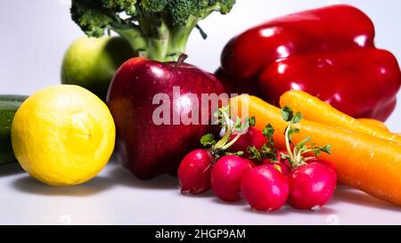 Vegane Lebensmittel: pinto-Bohnen, Radieschen, Karotten, roter Apfel und Soja Stockfoto