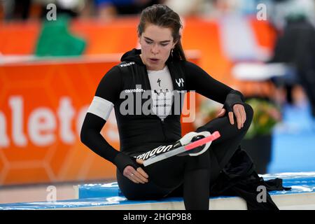 HEERENVEEN, NIEDERLANDE - 22. JANUAR: Dione Voskamp aus den Niederlanden nach dem Wettkampf im Women's 500m während des NK Allround & Sprint 2022 am 22. Januar 2022 in Heerenveen, Niederlande (Foto: Douwe Bijlsma/Orange Picles) Stockfoto