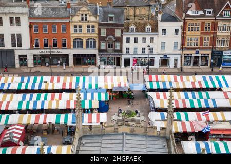 Bunte Marktstände im Markt Hill, Cambridge, England, aus dem Turm der großen Str. Marys Kirche. Stockfoto