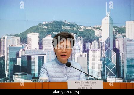 Hongkong, China. 22nd Januar 2022. (220122) -- HONGKONG, 22. Januar 2022 (Xinhua) -- die Chefin der Sonderverwaltungsregion Hongkong, Carrie Lam, nimmt an einer Pressekonferenz in Hongkong, Südchina, am 22. Januar 2022 Teil. Hongkong meldete am Samstag 26 neue Fälle von COVID-19 in den letzten 24 Stunden, was einer Gesamtzahl von 13.146 entspricht, laut Daten des Zentrums für Gesundheitsschutz. Lam sagte auf einer Pressekonferenz am Samstag, dass Hongkonger Einwohner unnötigen Zusammenkünften in letzter Zeit entgehen sollten und dass diejenigen, die nicht geimpft wurden, So bald wie möglich geimpft werden sollten. UM ES ZU TUN Stockfoto