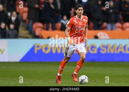 Blackpool, Großbritannien. 22nd Januar 2022. Kenny Dougall #12 von Blackpool macht eine Pause mit dem Ball in , am 1/22/2022. (Foto von Craig Thomas/News Images/Sipa USA) Quelle: SIPA USA/Alamy Live News Stockfoto