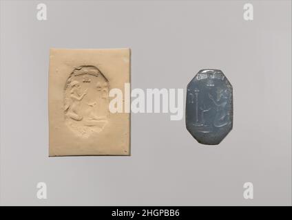 Stempel-Siegel (achteckige Pyramide) mit kultischer Szene Ende 8th - 7th Jahrhundert v. Chr. Assyro-babylonisch Dieses Stempel-Siegel zeigt eine kniende Figur vor göttlichen Symbolen. Die bärtige Figur, die ein Diadem trägt, hebt seine Hände in einer Geste des Gebets und des Flehens. Vor ihm ist ein Cochant mushhuschshu zu sehen, der zusammengesetzte Drache, der besonders mit Babylons Hauptgottheit Marduk in Verbindung gebracht wird, dessen Spaten „Standard“ aus seinem Rücken steigt. Es ist möglich, dass der mushushshu und der Spatenstandard einen echten Altar darstellen, vor dem die Figur kniet, aber andere Elemente der Komposition sind abstrakte göttliche s Stockfoto