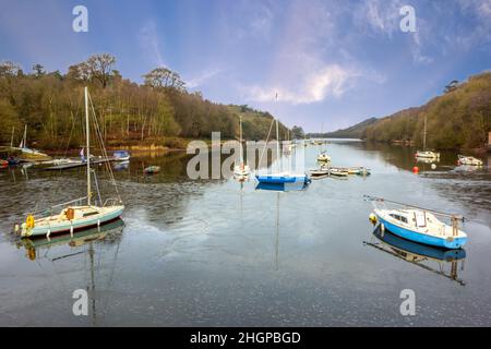 Rudyard Lake Reservoir in den Staffordshire Moorlands in der Nähe von Leek Staffordshire gesehen mit Segelbooten im Winter vertäut Stockfoto