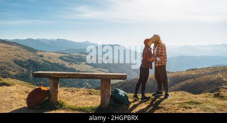 Ein paar Wanderer mit Rucksäcken vor dem Landscape Valley View auf einem Berg