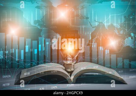 Glühbirne und geöffnet Vintage Buch Stil vintage dunklen Hintergrund Konzept und Aktienmarkt oder Forex Trading Graph und Candlestick Chart geeignet für Fi Stockfoto