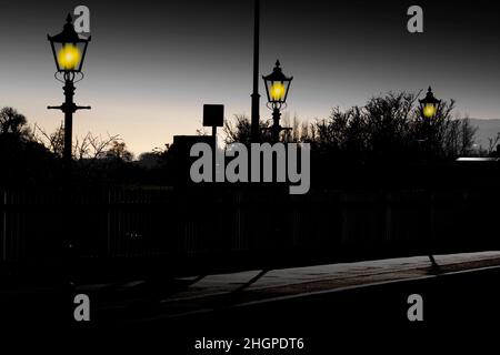 Viktorianisch, Straße, Lampen, Atmosphäre, atmosphärisch, Frost, frostig, Nacht, Gas, Lampen, Braten, Bahnhof, Isle of Wight, England, Großbritannien, britisch, Stockfoto