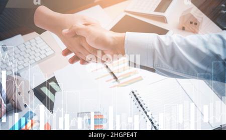 Geschäftsleute geben sich die Hände zum Abschluss des Meetings im Büro, Abschluss der Zusammenarbeit Diskussion über die Zusammenarbeit von Partnern im Investment-Marketing-Projekt Stockfoto