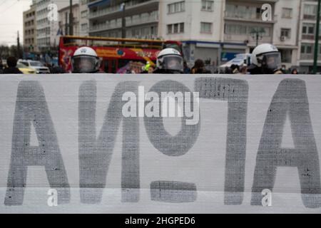 Athen, Griechenland. 22nd Januar 2022. 22. Januar 2022: Demonstranten rufen Parolen gegen die Regierung. Tausende versammelten sich vor dem Parlament und marschierten im Zentrum von Athen, um gegen den kritischen Zustand des Gesundheitssystems zu protestieren, der mit der Pandemie von Covid19 zu kämpfen hatte. (Bild: © Nikolas Georgiou/ZUMA Press Wire) Bild: ZUMA Press, Inc./Alamy Live News Stockfoto