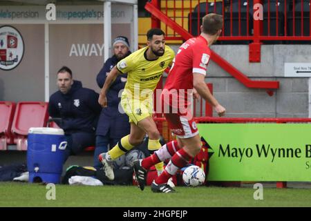 Crawley, Großbritannien. 22nd Januar 2022. Kane Hemmings von Tranmere Rovers läuft bei der Stadtverteidigung von Crawley während des zweiten Spiels der Sky Bet League zwischen Crawley Town und Tranmere Rovers im Checkatrade.com Stadium am 22nd 2022. Januar in Crawley, England. (Foto von Richard Ault/phcimages.com) Quelle: PHC Images/Alamy Live News Stockfoto