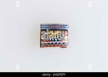 Inlay-Fragment, Kragendesign 100 v. Chr.–100 n. Chr. Ptolemäische Periode–Römische Zeit Eine Mosaikglas-Technik ermöglichte die Schaffung von Vielfachen eines Bildes: Eine figürliche oder gestalterische Komposition wurde durch Bündelung von farbigen Glasstöcken hergestellt, die dann zu einem langen Stab herausgezogen wurden. Die Stange wurde dann im rechten Winkel geschnitten, wahrscheinlich durch Aufschlagen der Stange mit geeigneten Werkzeugen, um kleine Inlay-Fliesen zu produzieren. Die Fliese würde dann geglättet und auf dem Gesicht poliert, das nach außen erscheinen soll. Intarsienfragment, Kragenmuster. 100 V. CHR.–100 N. CHR. Glas. Ptolemäische Periode–Römische Periode. Aus Ägypten Stockfoto