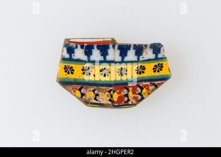 Inlay, Stufenreihe, Rosettenreihe, unklares Muster 100 v. Chr.–100 n. Chr. Ptolemäische Periode–Römische Periode Eine Mosaikglastechnik ermöglichte die Schaffung von Vielfachen eines Bildes: Eine figürliche oder gestalterische Komposition wurde durch Bündelung von farbigen Glasstöcken hergestellt, die dann zu einem langen Balken herausgezogen wurden. Die Stange wurde dann im rechten Winkel geschnitten, wahrscheinlich durch Aufschlagen der Stange mit geeigneten Werkzeugen, um kleine Inlay-Fliesen zu produzieren. Die Fliese würde dann geglättet und auf dem Gesicht poliert, das nach außen erscheinen soll.solche Elemente könnten auch nebeneinander verwendet werden, um sich wiederholende Muster zu erstellen. Oder wenn die Stange prese Stockfoto