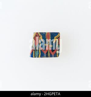 Inlay, ankh with was Zepter 100 v. Chr.–100 n. Chr. Ptolemäische Periode–Römische Periode Eine Mosaikglas-Technik ermöglichte die Schaffung von Vielfachen eines Bildes: Eine figürliche oder gestalterische Komposition wurde durch Bündelung von farbigen Glasstöcken hergestellt, die dann zu einem langen Balken herausgezogen wurden. Die Stange wurde dann im rechten Winkel geschnitten, wahrscheinlich durch Aufschlagen der Stange mit geeigneten Werkzeugen, um kleine Inlay-Fliesen zu produzieren. Die Fliese würde dann geglättet und auf dem Gesicht poliert, das nach außen erscheinen soll. Inlay, ankh mit war Zeptern. 100 V. CHR.–100 N. CHR. Glas. Ptolemäische Periode–Römische Periode. Aus Ägypten Stockfoto