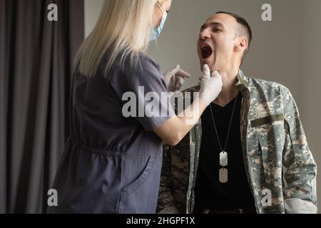 Arzt mit Militäroffizier Patient im Krankenhaus Stockfoto