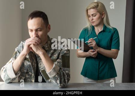 Soldat, der während der Psychotherapie auf dem Sofa sitzt Stockfoto