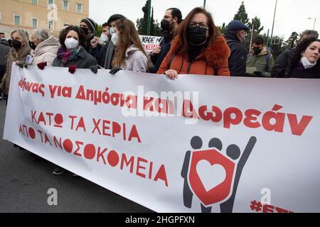 Athen, Griechenland. 22nd Januar 2022. 22. Januar 2022: Demonstranten rufen Parolen gegen die Regierung. Tausende versammelten sich vor dem Parlament und marschierten im Zentrum von Athen, um gegen den kritischen Zustand des Gesundheitssystems zu protestieren, der mit der Pandemie von Covid19 zu kämpfen hatte. (Bild: © Nikolas Georgiou/ZUMA Press Wire) Bild: ZUMA Press, Inc./Alamy Live News Stockfoto