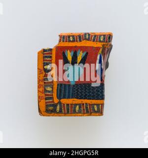 Inlay-Fragment, mit Lotus in einem Pool 100 v. Chr.–100 n. Chr. Ptolemäische Periode–Römische Periode Eine Mosaikglas-Technik erlaubte die Schaffung von Vielfachen eines Bildes: Eine figürliche oder gestalterische Komposition wurde durch Bündelung von farbigen Glasstöcken hergestellt, die dann zu einem langen Balken herausgezogen wurden. Die Stange wurde dann im rechten Winkel geschnitten, wahrscheinlich durch Aufschlagen der Stange mit geeigneten Werkzeugen, um kleine Inlay-Fliesen zu produzieren. Die Fliese würde dann geglättet und auf dem Gesicht poliert, das nach außen erscheinen soll. Einlegefragment, mit Lotus in einem Pool. 100 V. CHR.–100 N. CHR. Glas. Ptolemäische Periode–Römische Periode. Aus Ägypten Stockfoto