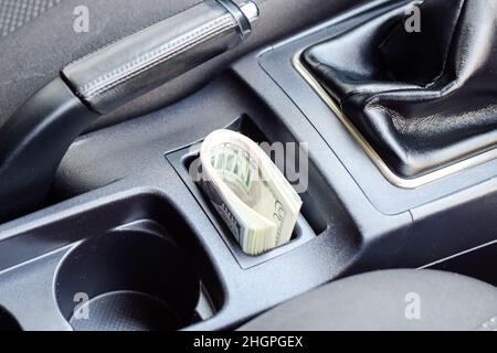 Ein Wad Dollar im Auto. Ein Wad Dollar im Auto. Stockfoto