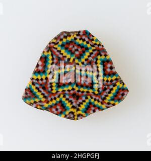 Inlay-Fragment, kleine farbige Quadrate, die ein Diamantmuster bilden 100 v. Chr.–100 n. Chr. ptolemäische Periode–Römische Periode Eine Mosaikglastechnik erlaubte die Schaffung von Vielfachen eines Bildes: Eine figürliche oder gestalterische Komposition wurde durch Bündelung von farbigen Glasstöcken hergestellt, die dann zu einem langen Balken herausgezogen wurden. Die Stange wurde dann im rechten Winkel geschnitten, wahrscheinlich durch Aufschlagen der Stange mit geeigneten Werkzeugen, um kleine Inlay-Fliesen zu produzieren. Die Fliese würde dann geglättet und auf dem Gesicht poliert, das nach außen erscheinen soll. Inlay-Fragment, kleine farbige Quadrate bilden ein Rautenmuster. 100 V. CHR.–100 N. CHR. Glas. Ptol Stockfoto