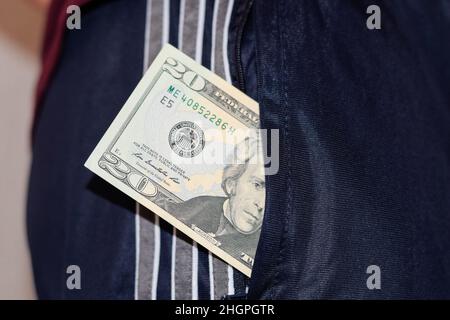 Ein Geldwad in der Hosentasche eines Mannes. Dollar in der Tasche. Stockfoto