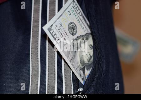 Ein Geldwad in der Hosentasche eines Mannes. Dollar in der Tasche. Stockfoto