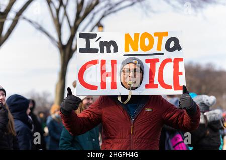 Washington DC, USA. 21st Januar 2022. Anti-Abtreibungsaktivisten versammelten sich in Washington D.C. und marschierten zum Obersten Gerichtshof in der Hoffnung auf den Umbruch von Roe V. Wade. (Foto: Steve Sanchez/Pacific Press) Quelle: Pacific Press Media Production Corp./Alamy Live News Stockfoto