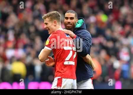 NOTTINGHAM, GROSSBRITANNIEN. JAN 22nd Ryan Yates aus Nottingham Forest und Lewis Grabban aus Nottingham Forest feiern am Samstag, dem 22nd. Januar 2022, den Sieg beim Sky Bet Championship-Spiel zwischen Nottingham Forest und Derby County auf dem City Ground, Nottingham. (Kredit: Jon Hobley | MI News) Kredit: MI Nachrichten & Sport /Alamy Live News Stockfoto