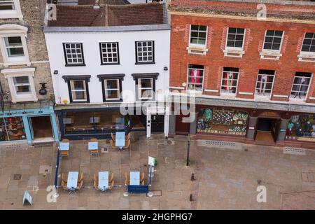 Vom Turm der Great St Mary's Church aus hat man einen Blick auf die St. Mary's Passage, Cambridge, England. Stockfoto