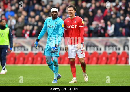 NOTTINGHAM, GROSSBRITANNIEN. JAN 22nd Torhüter Brice Samba und Brennan Johnson aus Nottingham Forest feiern am Samstag, dem 22nd. Januar 2022, den Sieg beim Sky Bet Championship-Spiel zwischen Nottingham Forest und Derby County auf dem City Ground, Nottingham. (Kredit: Jon Hobley | MI News) Kredit: MI Nachrichten & Sport /Alamy Live News Stockfoto