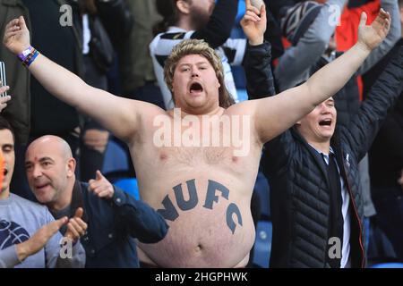 Leeds, Großbritannien. 22nd Januar 2022. Ein Newcastle-Fan singt mit seinem Top-off, der sein Tattoo während der Premier League zeigt Leeds United gegen Newcastle United in der Elland Road, Leeds, Großbritannien, 22nd. Januar 2022 Credit: News Images /Alamy Live News Stockfoto