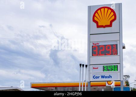 NEW ORLEANS, LA, USA - 15. JANUAR 2022: Schild Shell Gas Station zeigt steigende Gaspreise an Stockfoto