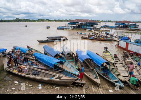 Hafen von Tabatinga, Amazonas, Brasilien, 28. Dezember 2021. Ort des Freihandels mit Kolumbien und Brasilien Stockfoto