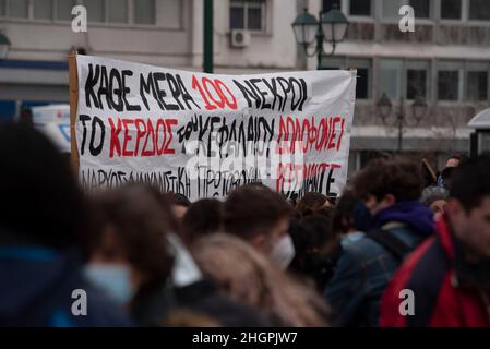 Athen, Griechenland. 22nd Januar 2022. 22. Januar 2022: Demonstranten rufen Parolen gegen die Regierung. Tausende versammelten sich vor dem Parlament und marschierten im Zentrum von Athen, um gegen den kritischen Zustand des Gesundheitssystems zu protestieren, der mit der Pandemie von Covid19 zu kämpfen hatte. (Bild: © Nikolas Georgiou/ZUMA Press Wire) Bild: ZUMA Press, Inc./Alamy Live News Stockfoto