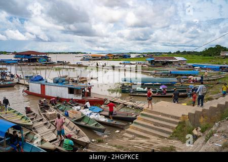 Hafen von Tabatinga, Amazonas, Brasilien, 28. Dezember 2021. Ort des Freihandels mit Kolumbien und Brasilien Stockfoto