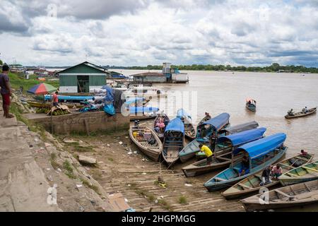 Hafen von Tabatinga, Amazonas, Brasilien, 28. Dezember 2021. Ort des Freihandels mit Kolumbien und Brasilien Stockfoto