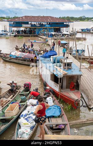 Hafen von Tabatinga, Amazonas, Brasilien, 28. Dezember 2021. Ort des Freihandels mit Kolumbien und Brasilien Stockfoto