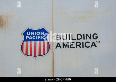 NEW ORLEANS, LA, USA - 19. JANUAR 2022: Nahaufnahme des Union Pacific Logos auf der Seite eines Kastenwagens. Stockfoto