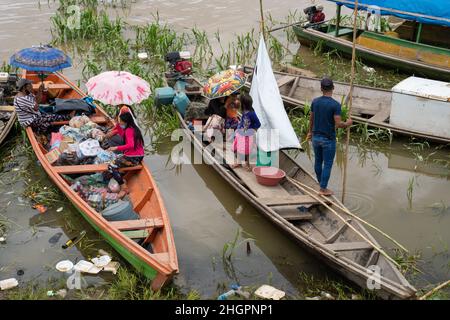 Hafen von Tabatinga, Amazonas, Brasilien, 28. Dezember 2021. Ort des Freihandels mit Kolumbien und Brasilien Stockfoto