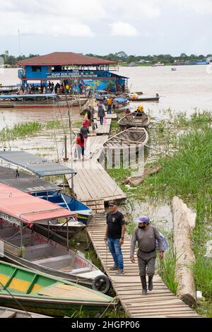 Hafen von Tabatinga, Amazonas, Brasilien, 28. Dezember 2021. Ort des Freihandels mit Kolumbien und Brasilien Stockfoto