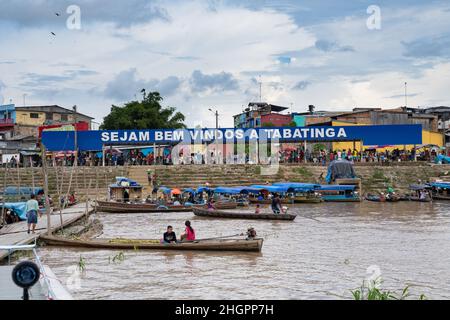 Hafen von Tabatinga, Amazonas, Brasilien, 28. Dezember 2021. Ort des Freihandels mit Kolumbien und Brasilien Stockfoto